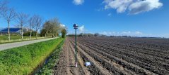 Meetapparatuur naast biologisch aardappelveld. Dit apparaat meet passief de lucht om de blootstelling aan gewasbeschermingsmiddelen in het milieu te meten. Foto: Paula Harkes