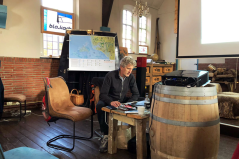 Michaël aan het werk, met de kaart in de achtergrond.